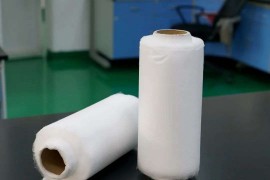 揭秘口罩的核心材料“熔喷布”，真的是喷出来的吗为什么有了口罩机还不能造出口罩，是因为缺口罩核心材料：熔喷布。