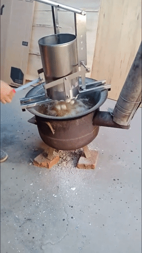 马桶堵了如何吸出来？34个机械原理、设计动画来了1、马桶疏通器原理：2、高频变压器绕组自动化生产：3、伺服电缸高负载、大推力、高精度、易维护，应用广泛：4、小型土豆收获机：5、郎酒瓶子制作工艺：6、陶瓷杯自动化生产：7、液压奶酪切割机：8、自动化摊煎饼：9、蔬菜丸子制作过程：10、自动化包子机：11、万能清扫器：12、快速部署战场铁丝网防御线：13、手持式自动螺丝机：14、自由弯管机：15、滚动式捡果器：16、铜管折弯过程，谁知道为什么不瘪：17、自动化攻丝机：18、45度管接头滚牙：19、食品,马桶堵了如何吸出来？34个机械原理、设计动画来了，直观易懂,第9张